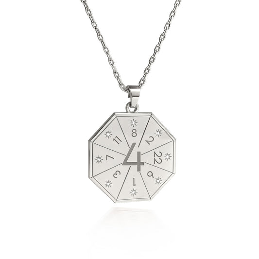 Naszyjnik z wisiorkiem Budowniczego (4) w srebrnym kolorze – Pieczęć Fundamentu, numerologiczny amulet duszy