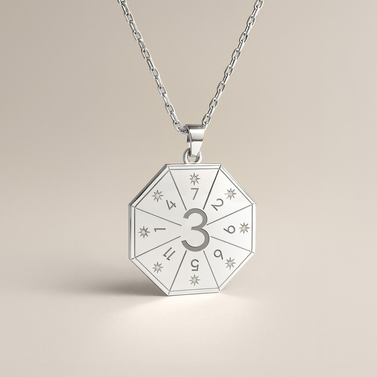 Naszyjnik z wisiorkiem Artysty (3) w srebrnym kolorze – Pieczęć Ekspresji, numerologiczny amulet duszy