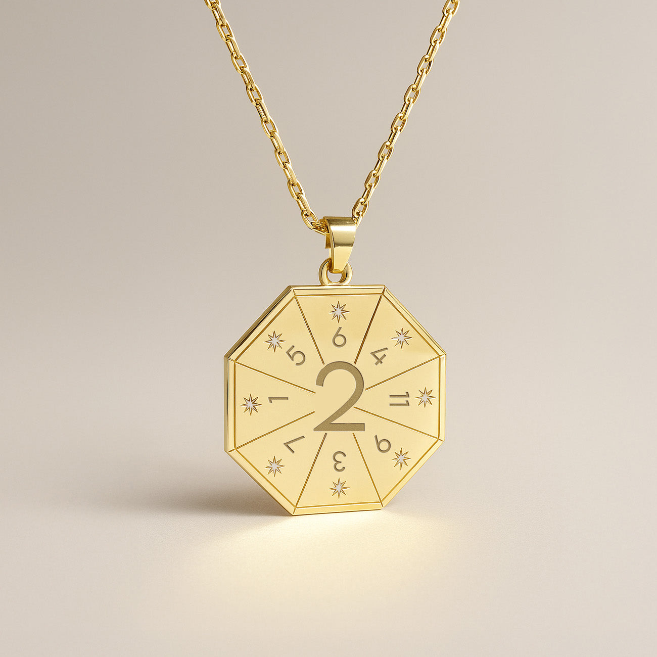 Naszyjnik z wisiorkiem Mediatora (2) w złotym kolorze – Pieczęć Harmonii, numerologiczny amulet duszy