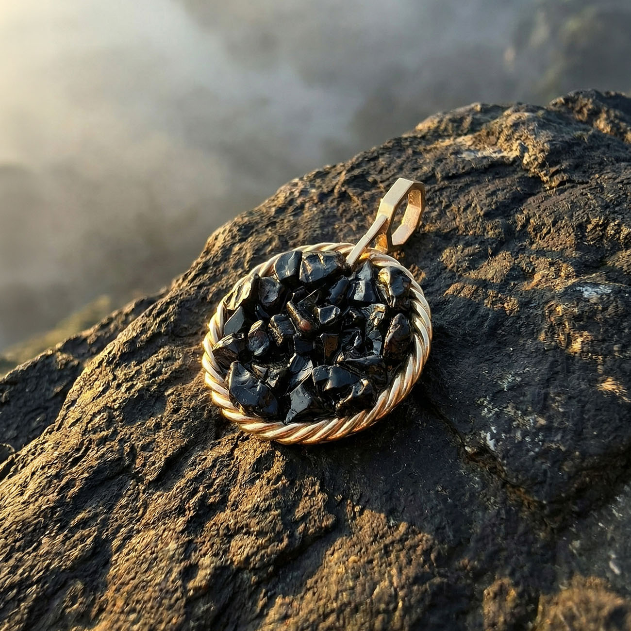 Miedziany amulet tensorowy z czarnym turmalinem, pozłacany – naturalny kamień ochronny, ROYAL TERRA