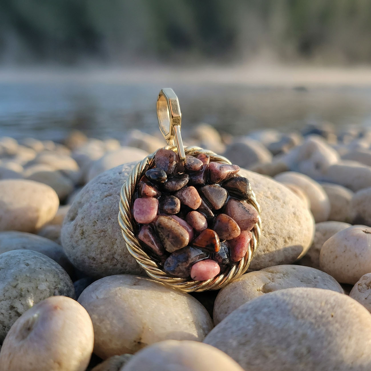 Miedziany amulet tensorowy z rodonitem, pozłacany – naturalny kamień ochronny, ROYAL TERRA
