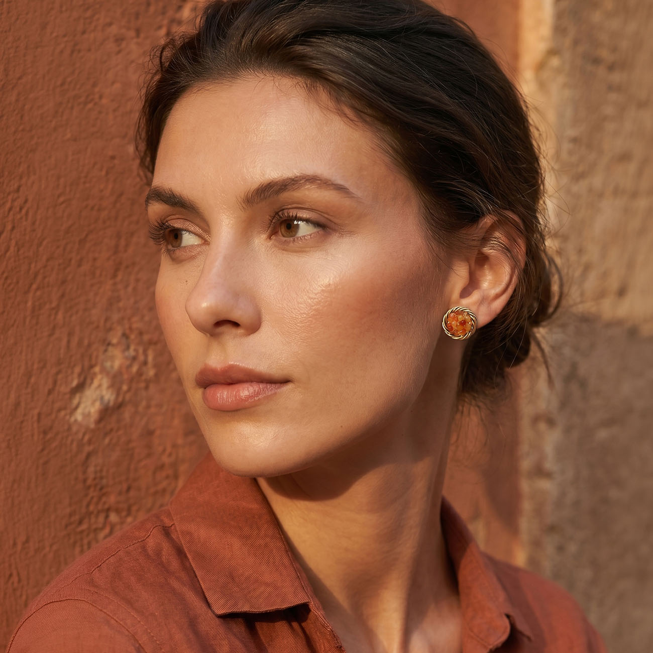 Miedziane kolczyki tensorowe pozłacane z naturalnym karneolem – VEL LEES