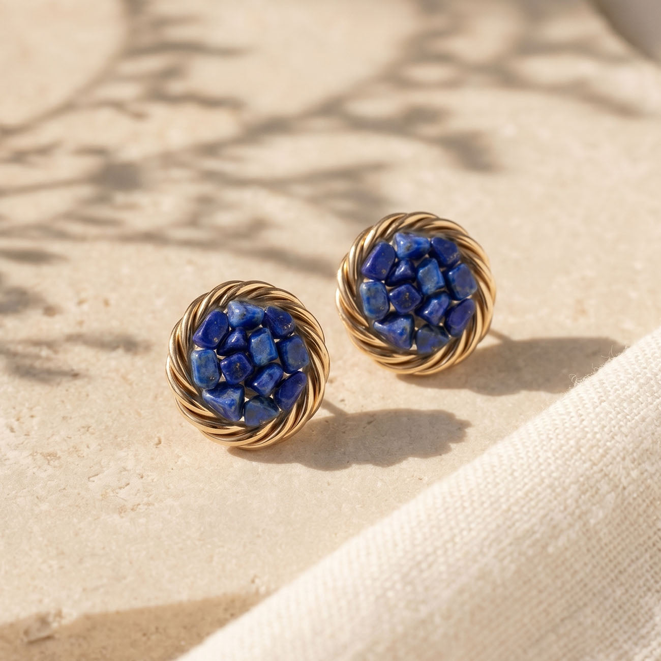 Miedziane kolczyki tensorowe pozłacane z naturalnym lapis lazuli – VEL LEES