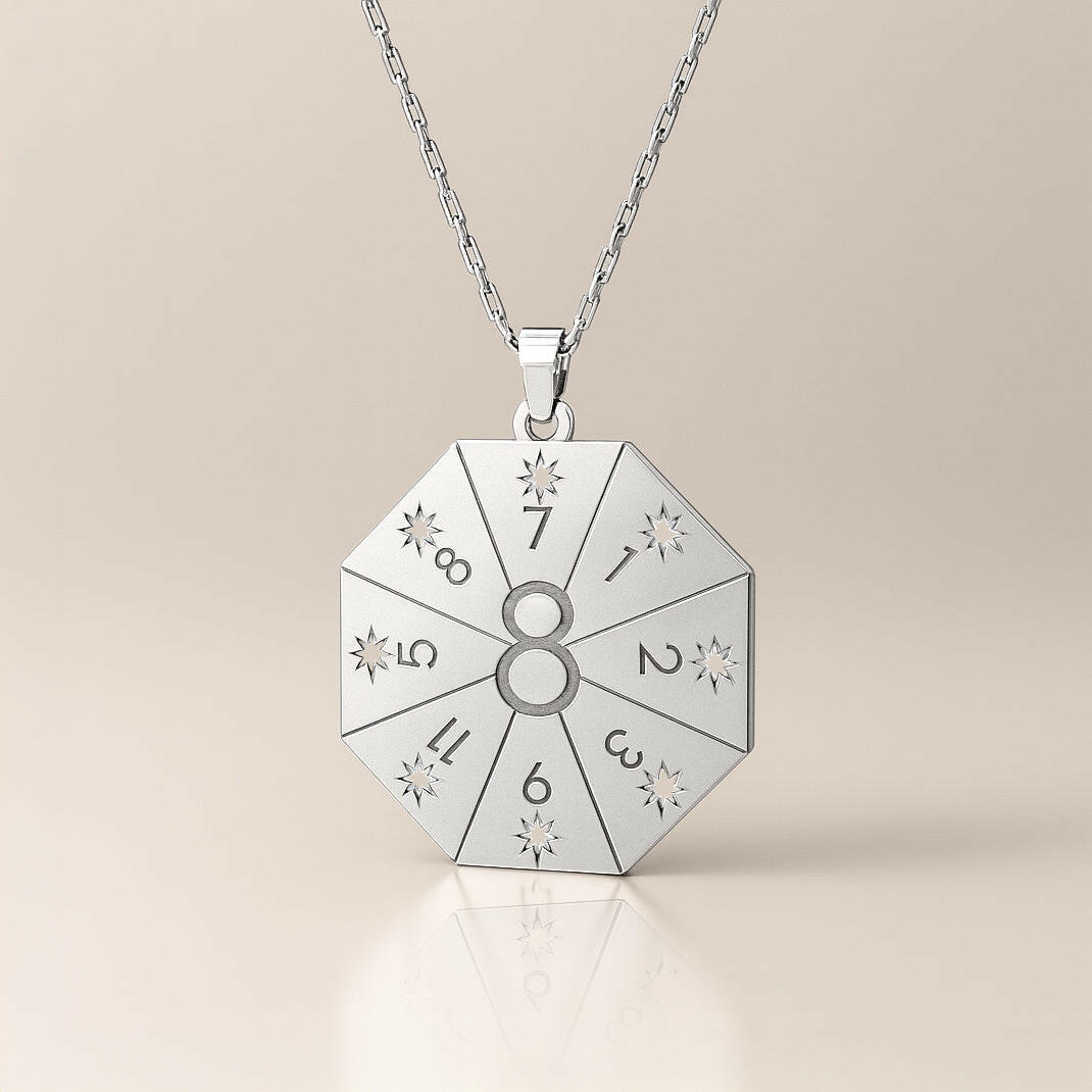 Naszyjnik z wisiorkiem Brama Lwa 8.8 w srebrnym kolorze – numerologiczny amulet duszy