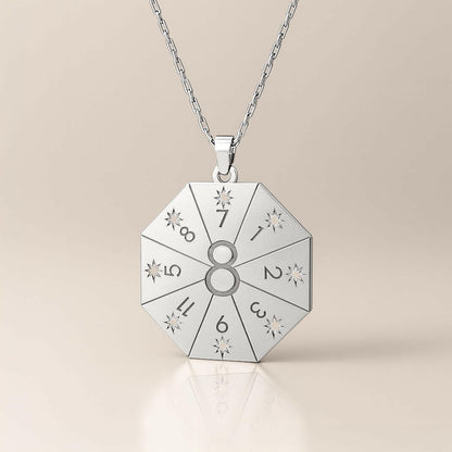 Naszyjnik z wisiorkiem Brama Lwa 8.8 w srebrnym kolorze – numerologiczny amulet duszy