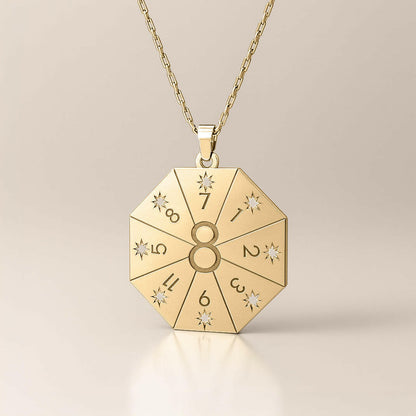 Naszyjnik z wisiorkiem Brama Lwa 8.8 w złotym kolorze – numerologiczny amulet duszy