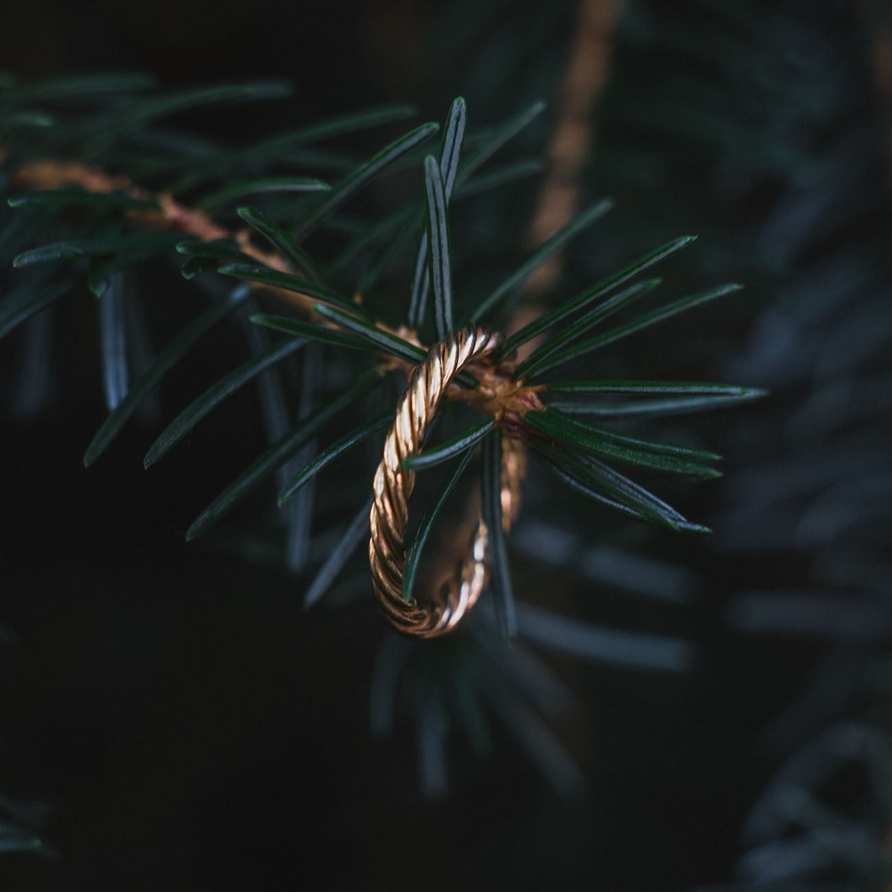 Miedziany pierścionek tensorowy w kolorze złotym – amulet ochronny