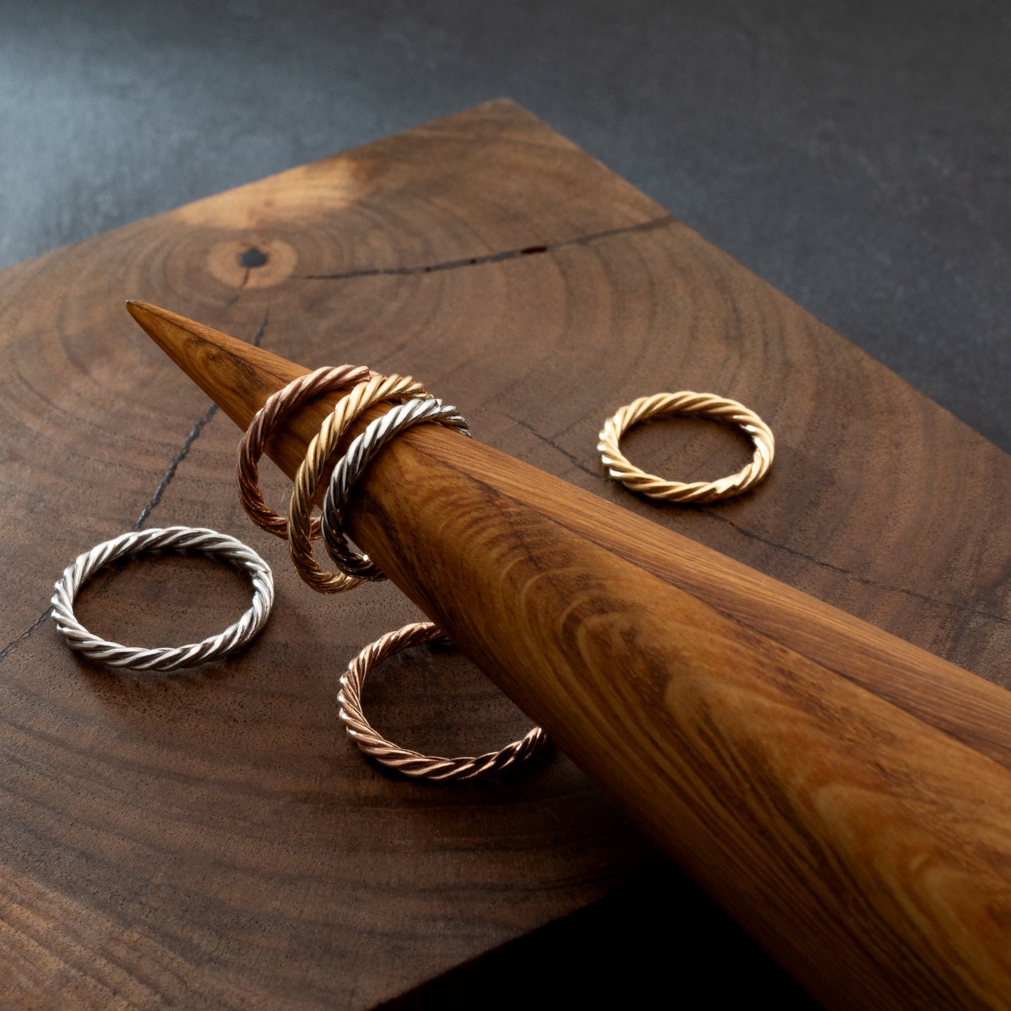 Miedziany pierścionek tensorowy w kolorze różowego złota – amulet ochronny