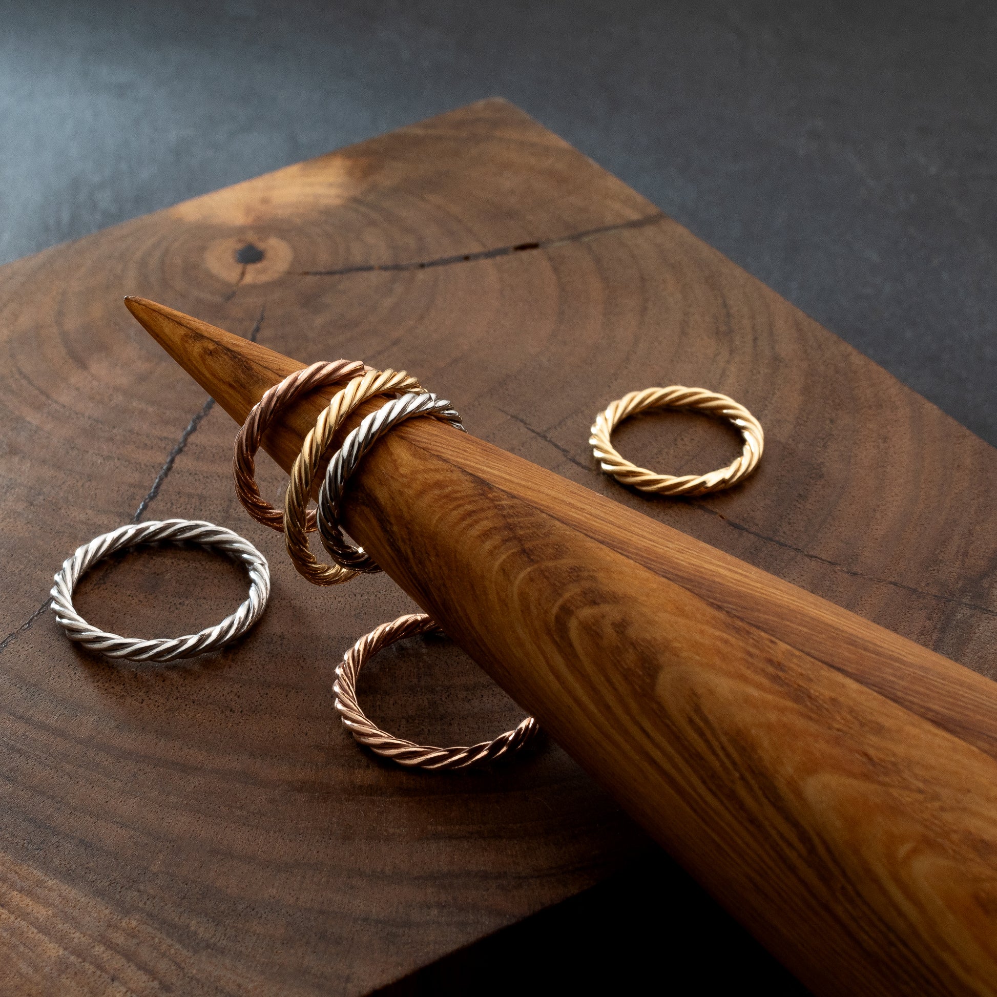 Miedziany pierścionek tensorowy w kolorze różowego złota – amulet ochronny
