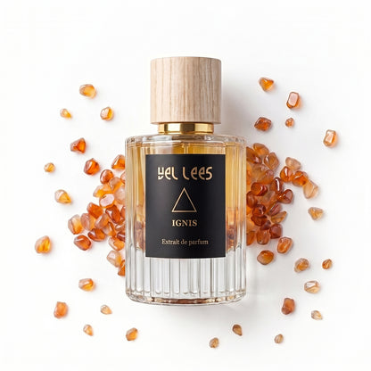 Perfumy VEL LEES Ignis – Ogień Karneolu, extrait de parfum 50 ml – elegancki flakon z naturalnym korkiem, intensywna ambrowo-drzewna kompozycja o ciepłym, zmysłowym charakterze.