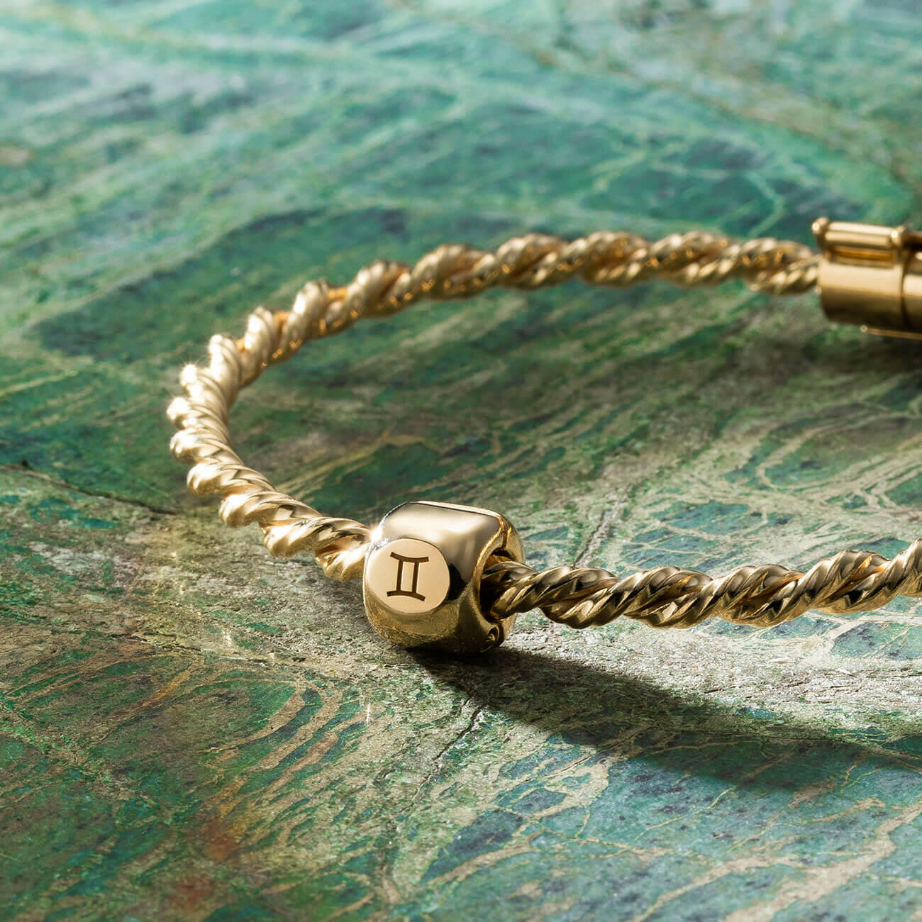 Złota bransoletka tensorowa ze złota próby 585 – Kubit Królewski 144 MHz, amulet ochronny